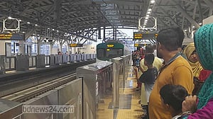 মেট্রো রেলের প্রথম ঈদে আনন্দের ফোয়ারা