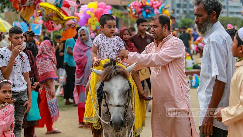 ঢাকার হাতিরঝিলে শনিবার বড়দের সঙ্গে ছিল শিশুরাও।
