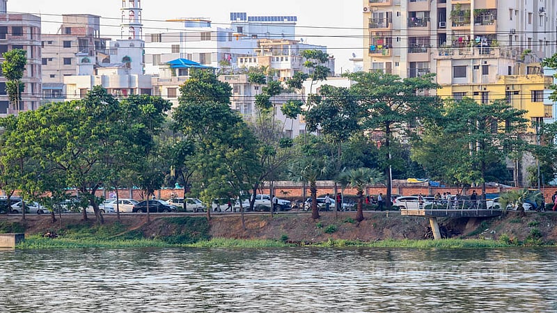 ঢাকার হাতিরঝিলের প্রায় সব সড়ক সোমবার বিকালে ছিল তীব্র যানজট; এ চিত্র রোজা শুরুর পর প্রায় প্রতিদিনের।&amp;nbsp;ছবি: মাহমুদ জামান অভি