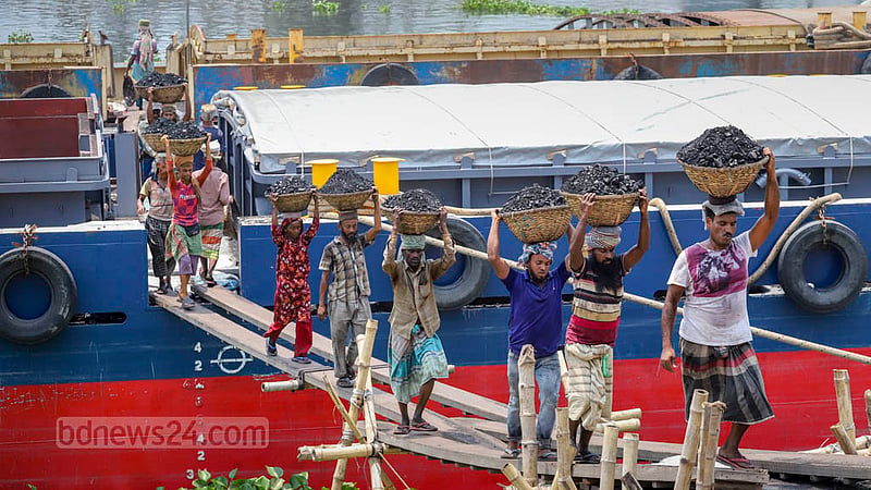 ঢাকার গাবতলী ঘাটে কার্গো থেকে কয়লা, পাথর ও বালু নামাচ্ছেন শ্রমিকরা। ছবিটি মে দিবসের আগের দিন রোববার তোলা। ছবি: আসিফ মাহমুদ অভি
