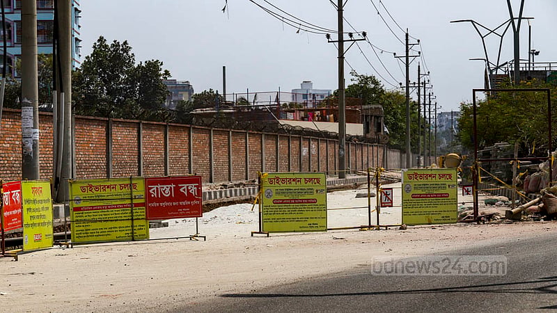 ঢাকার হাতিরঝিলের সার্ভিস লেনে চলছে ডিপিডিসি কেবল বসানোর কাজ, বসানো হয়েছে ‘রাস্তা বন্ধ’ সাইনবোর্ড।&amp;nbsp;ছবি: মাহমুদ জামান অভি