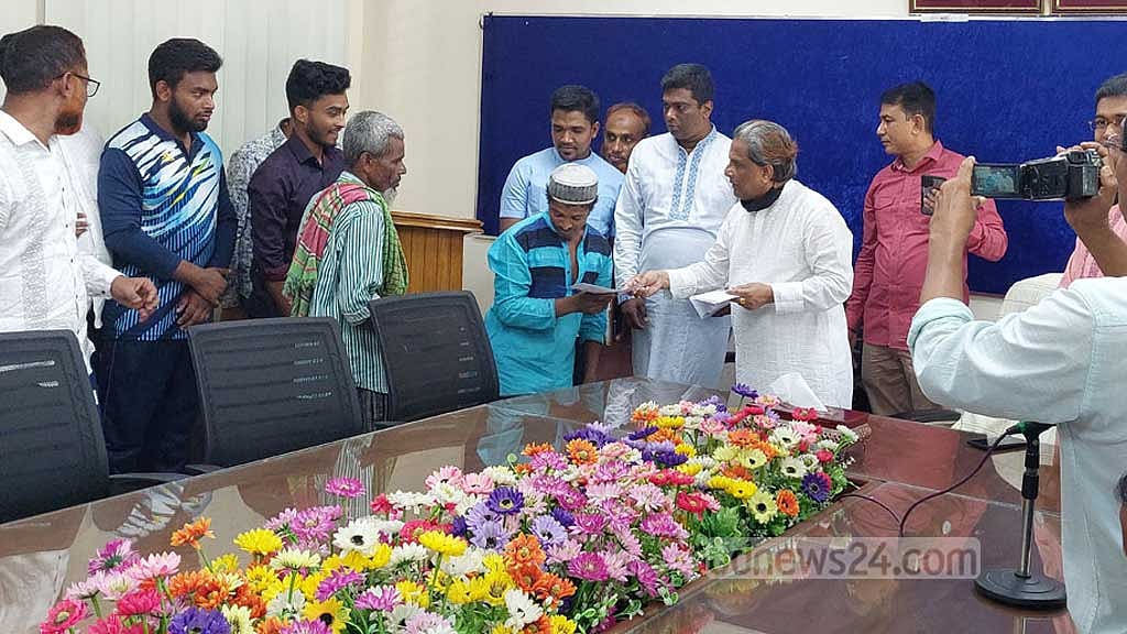 ঈদে পরিচ্ছন্নতাকর্মীদের ৬ লাখ টাকা দিলেন গোপালগঞ্জের পৌর মেয়র