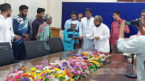 ঈদে পরিচ্ছন্নতাকর্মীদের ৬ লাখ টাকা দিলেন গোপালগঞ্জের পৌর মেয়র