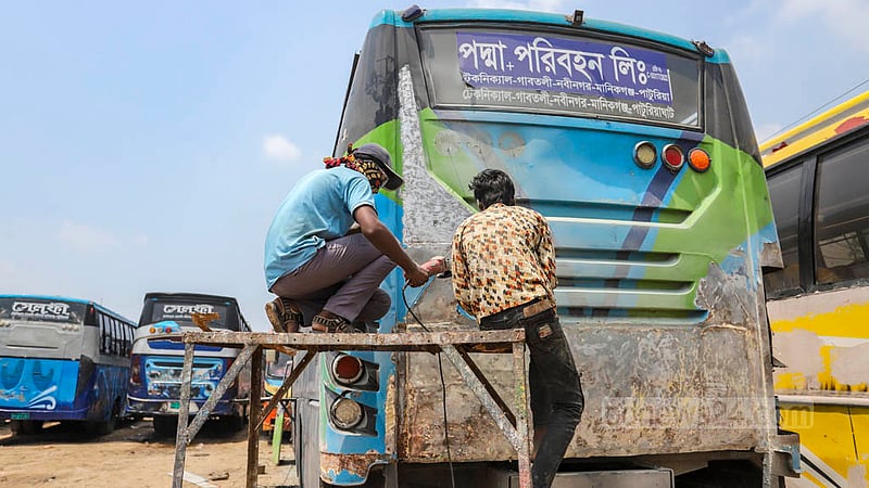 ঈদের আগে পুরনো বাস মেরামতে ব্যস্ত সময় পার করছেন শ্রমিকরা। ছবি: আসিফ মাহমুদ অভি