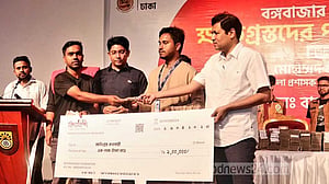 বঙ্গবাজারের ১০০ দোকানিকে অনুদানের এক কোটি টাকা হস্তান্তর বিদ্যানন্দের