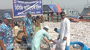 ভোলায় লঞ্চ থেকে জব্দ করা ৯ হাজার কেজি মাছ গেল এতিমখানায়