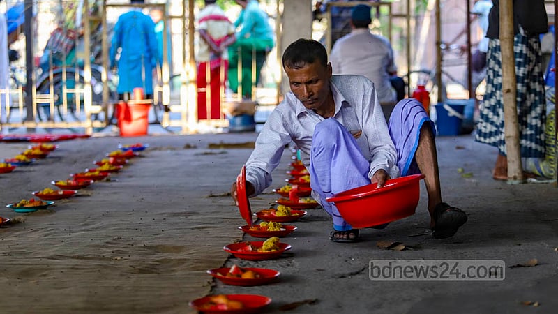 ঢাকার হাই কোর্ট মাজারের বাইরে শুক্রবার চলছে ইফতারের প্রস্তুতি।&amp;nbsp;ছবি: মাহমুদ জামান অভি