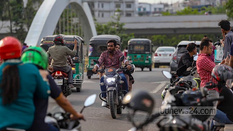ফাঁকা ঢাকায় পুলিশের তৎপরতা কমার সুযোগে নিয়ম ভেঙে উল্টোপথে হেলমেট ছাড়াই জোরে বাইকে ছুটছেন তারা।&amp;nbsp;ছবি: মাহমুদ জামান অভি