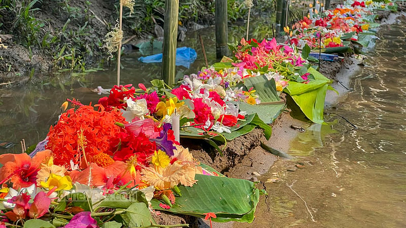 খাগড়াছড়ির খাগড়াপুর এলাকায় পাহাড়ি ছড়ার পাশে ‘বৈসু’ উৎসবে ত্রিপুরা নারীদের রাখা প্রার্থনার ফুল।&amp;nbsp;ছবি: সমির মল্লিক
