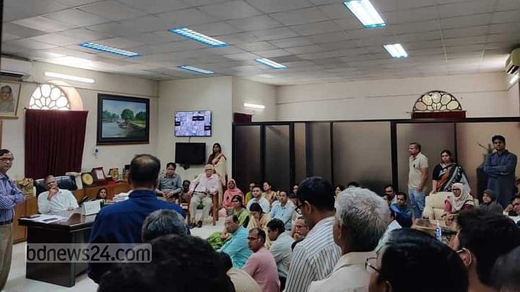স্বতন্ত্র ভর্তি পরীক্ষার ‘আশ্বাস’ পেয়ে ভিসির কক্ষ ছাড়লেন জগন্নাথ শিক্ষকরা