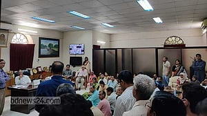 স্বতন্ত্র ভর্তি পরীক্ষার ‘আশ্বাস’ পেয়ে ভিসির কক্ষ ছাড়লেন জগন্নাথ শিক্ষকরা