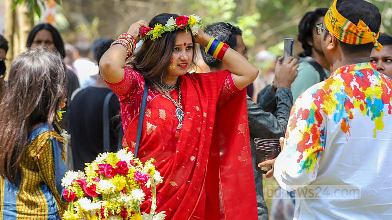 পোশাকে বৈশাখী রঙ তো ছিলই, ঢাকা বিশ্ববিদ্যালয় ক্যাম্পাসে বর্ষবরণের উৎসবে এসে মাথায় চড়িয়ে নিলেন ফুলের মুকুট।&amp;nbsp;ছবি: আসিফ মাহমুদ অভি