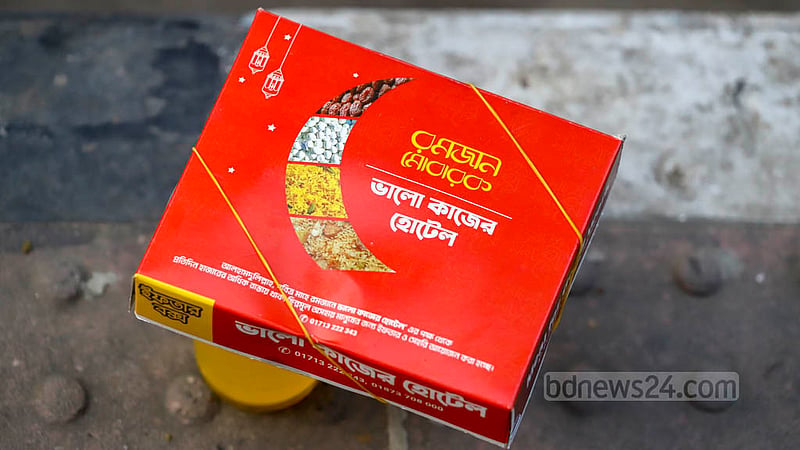 ঢাকার বনানী ১১ নম্বর সড়কে রাস্তার পাশে ফুটপাতে সারি করে রাখা হয়েছে ইফতার। ছবি: আসিফ মাহমুদ অভি