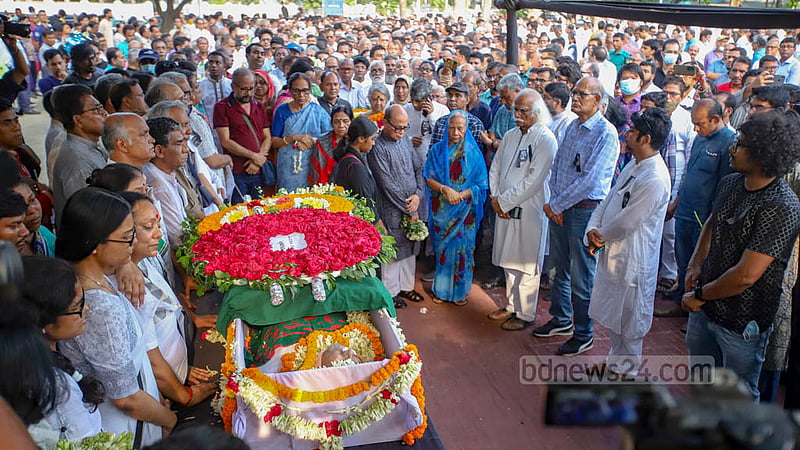 কেন্দ্রীয় শহীদ মিনারে প্রবীণ রাজনীতিক ঐক্য ন্যাপের সভাপতি পঙ্কজ ভট্টাচার্যকে শ্রদ্ধা নিবেদনের আগে এক মিনিট নিরবতা পালন করা হয়।&amp;nbsp;ছবি: মাহমুদ জামান অভি