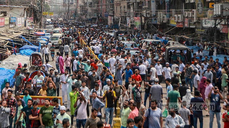 আগুন লাগার পর ঘটনাস্থলে ভিড় করে উৎসুক জনতা, ফলে আগুন নেভাতে গিয়ে খানিকটা বেগ পোহাতে হয় ফায়ার সার্ভিসকে।&amp;nbsp;ছবি: তাওহীদুজ্জামান তপু