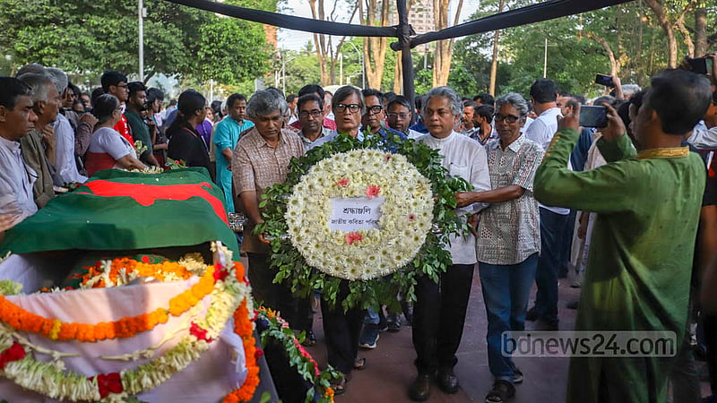 কেন্দ্রীয় শহীদ মিনারে প্রবীণ রাজনীতিক ও বীর মুক্তিযোদ্ধা পঙ্কজ ভট্টাচার্যকে বিভিন্ন সংগঠনের পক্ষ থেকে শ্রদ্ধা জানানো হয়।&amp;nbsp;ছবি: মাহমুদ জামান অভি