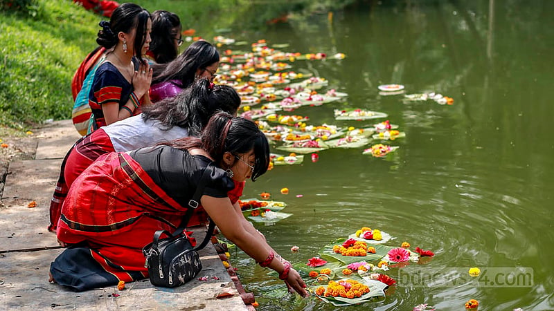 দেবতার উদ্দেশে পানিতে ফুল ভাসানোর রীতি বৈসাবিতে; বুধবার সকালে ঢাকায় বসবাসরত পাহাড়ি মানুষরা রমনার লেকে ফুল ভাসায়।&amp;nbsp;ছবি: তাওহীদুজ্জামান তপু