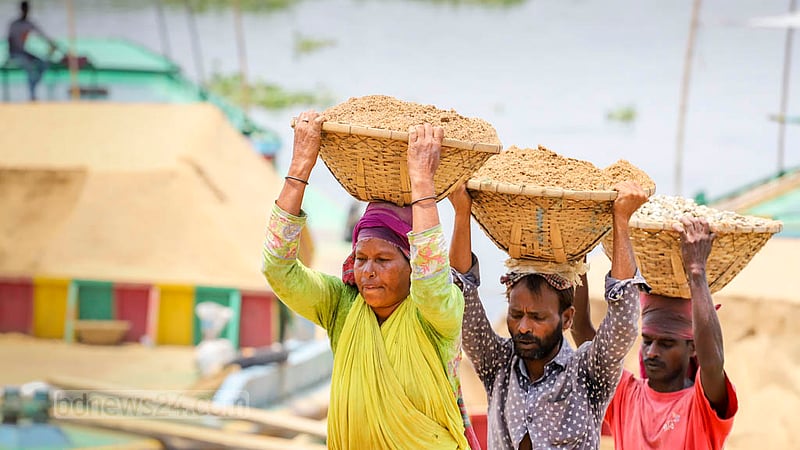 গাবতলী এলাকায় ট্রলার থেকে বালু খালাসের কাজ একসঙ্গে করছেন নারী-পুরুষরা। ছবি: আসিফ মাহমুদ অভি