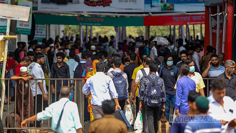 কমলাপুর রেলওয়ে স্টেশনে মঙ্গলবার বেলা বাড়ার সাথে সাথে বেড়েছে ঈদে বাড়ি ফেরা মানুষের সংখ্যাও।&amp;nbsp;ছবি: মাহমুদ জামান অভি