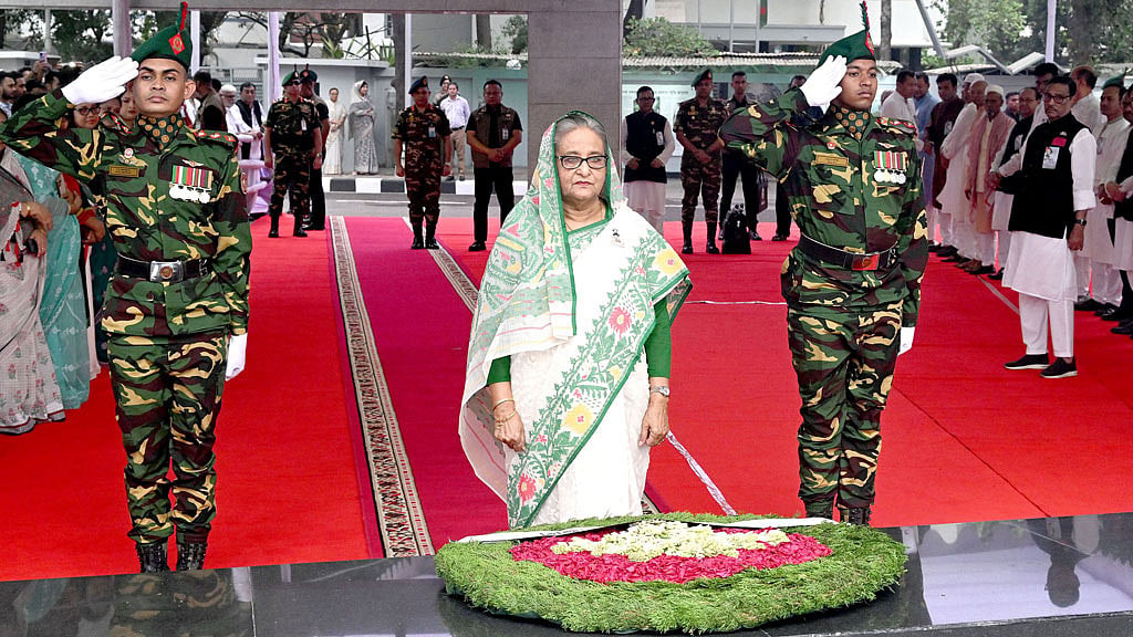 মুজিবনগর দিবসে বঙ্গবন্ধুর প্রতিকৃতিতে প্রধানমন্ত্রীর শ্রদ্ধা