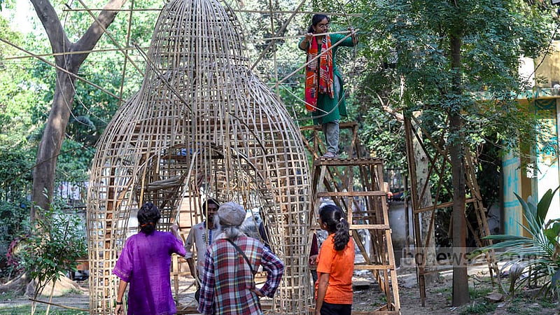 মঙ্গল শোভাযাত্রার জন্য বিভিন্ন কাঠামো নির্মাণ করা হচ্ছে। এসবের মধ্যে বড় কাঠামো হবে মায়ের কোলে সন্তান, বাঘ, ময়ূর, মোরগ, ভেড়া, নীল গাই।&amp;nbsp;ছবি: মাহমুদ জামান অভি