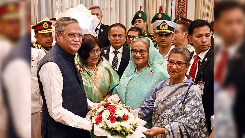 বঙ্গভবনে সোমবার শপথ শেষে নতুন রাষ্ট্রপতি মো. সাহাবুদ্দিনকে ফুল দিয়ে শুভেচ্ছা জানান প্রধানমন্ত্রী শেখ হাসিনা, তার ছোট বোন শেখ রেহানা। ছবি: পিএমও