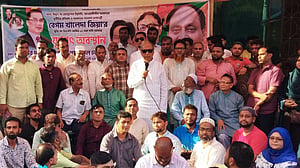 মন্ত্রী-এমপিরা লাল পাসপোর্ট ‘স্যারেন্ডার করছে’: নোমান