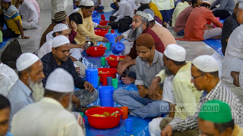 হাই কোর্ট মাজার মসজিদে শুক্রবার সাধারণ মানুষের জন্য প্রস্তুত করা ইফতার। প্রতিটি বোলে ৪ জনের জন্য এমন ৩০০টি বোলে ইফতার পরিবেশন করা হয়।&amp;nbsp;ছবি: মাহমুদ জামান অভি