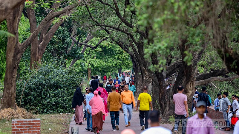 ঢাকার চন্দ্রিমা উদ্যানে শুক্রবার বিকালে কেউ এসেছে পরিবার নিয়ে ঘুরতে, তো কেউ এসেছে একাই।&amp;nbsp;ছবি: মাহমুদ জামান অভি