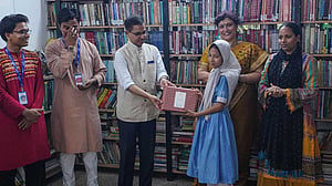 খাদ্যসামগ্রী, বই নিয়ে বিদ্যানন্দে ভারতীয় হাই কমিশনার