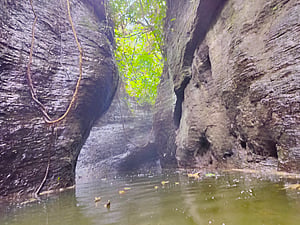 রোমাঞ্চকর মেলখুম ঝিরিপথ