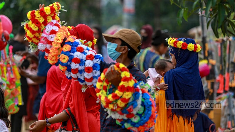 ঢাকার হাতিরঝিলে শনিবার ঈদ আনন্দ উদযাপন করতে আসা নারীদের লক্ষ্য করে নানান রঙের প্লাস্টিক ফুলের টায়রা হাতে বিক্রেতারা।&amp;nbsp;ছবি: তাওহীদুজ্জামান তপু
