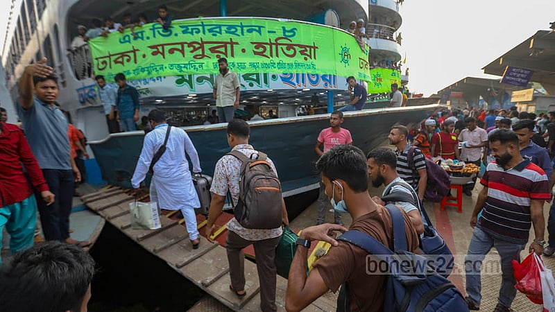 ঈদের ছুটিতে দক্ষিণাঞ্চলের মানুষ বাড়ি ফিরতে শুরু করেছে। বুধবার সদরঘাট লঞ্চ টার্মিনাল থেকে অনেকেই যাচ্ছেন স্বজদের সাথে ঈদ করতে।&amp;nbsp;ছবি: মাহমুদ জামান অভি