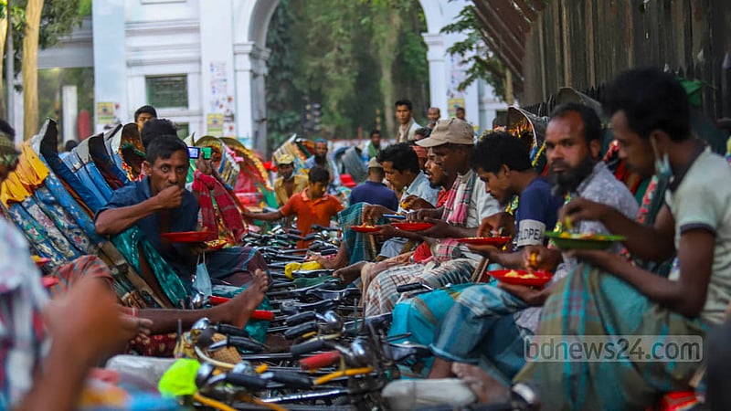 হাই কোর্ট মাজারে শুক্রবার ইফতারে রিকশাচালকরা।&amp;nbsp;ছবি: মাহমুদ জামান অভি