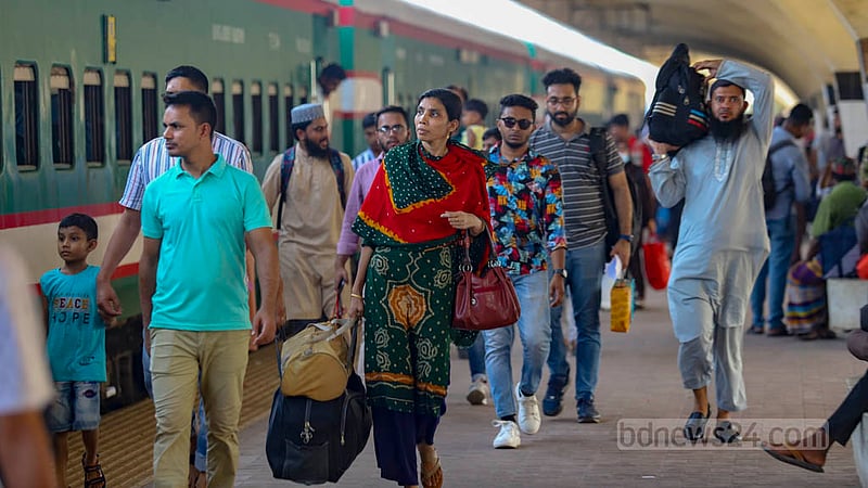 কমলাপুর রেলওয়ে স্টেশনে ঈদযাত্রা সোমবার শুরু হলেও মঙ্গলবার যাত্রী ছিল আগের দিনের তুলনায় বেশি।&amp;nbsp;ছবি: মাহমুদ জামান অভি