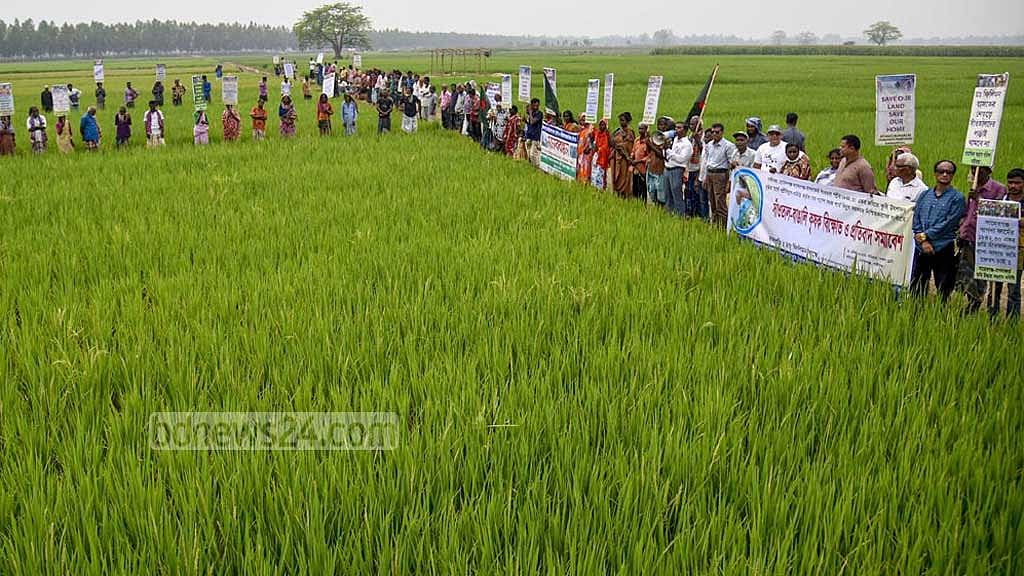 গাইবান্ধার বাগদা ফার্মে সেচের বিদ্যুতের দাবিতে সাঁওতালদের বিক্ষোভ