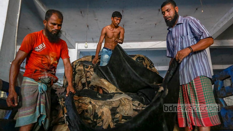সাভারে হেমায়েতপুরের ট্যানারি শিল্প এলাকার এক ফ্যাক্টরিতে শ্রমিকেরা গাড়ি থেকে চামড়া নামাচ্ছেন।&amp;nbsp;ছবি: তাওহীদুজ্জামান তপু