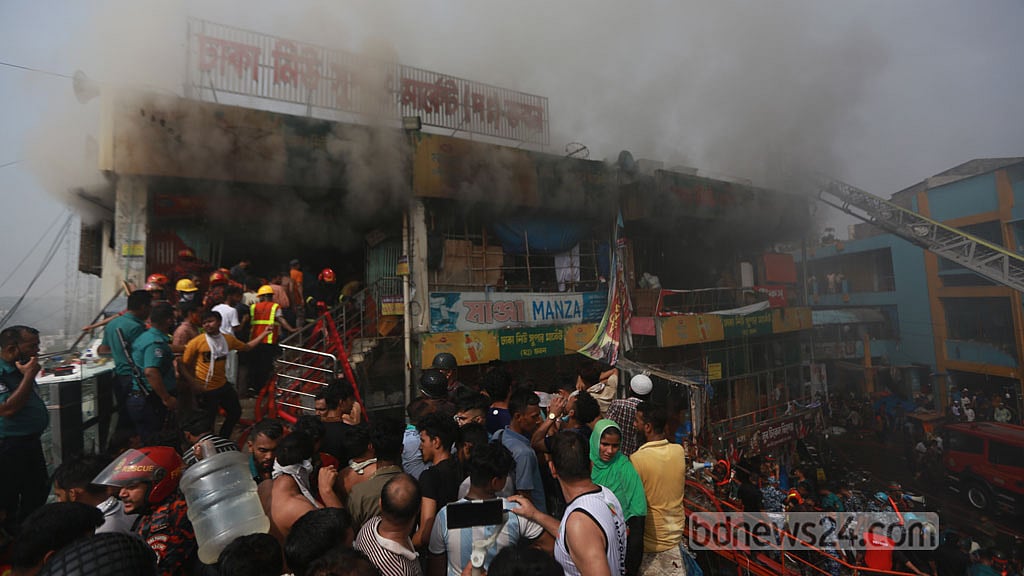 সোশাল মিডিয়ার ভিডিওতে নিউ সুপার মার্কেটের আগুন