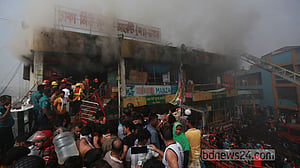 সোশাল মিডিয়ার ভিডিওতে নিউ সুপার মার্কেটের আগুন