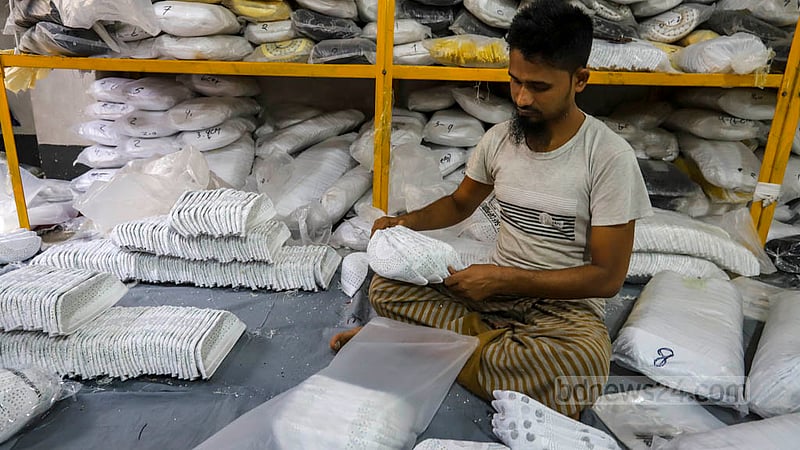 টুপি তৈরি ও বাছাই শেষে বাজারে পাঠানোর জন্য চলছে প্যাকেজিং। ছবি: আসিফ মাহমুদ অভি