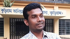 পড়াশোনার খরচ জোগাতে রিকশাও চালাতে হয়েছে প্রভাষক মমিনুরকে