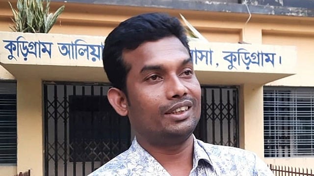 পড়াশোনার খরচ জোগাতে রিকশাও চালাতে হয়েছে প্রভাষক মমিনুরকে