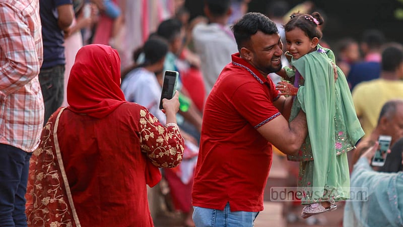 হাতিরঝিলে ঈদের দিনে বাবার সঙ্গে খেলার আনন্দে মেতেছে এ শিশু।&amp;nbsp;ছবি: তাওহীদুজ্জামান তপু