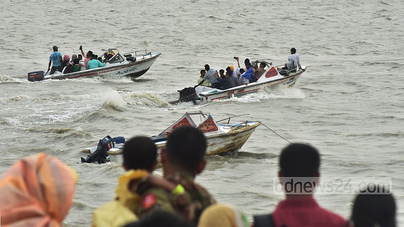 চট্টগ্রামের পতেঙ্গা সমুদ্র সৈকতে স্পিড বোটে চড়েও আনন্দ করতে দেখা যায় অনেককে।&amp;nbsp;ছবি: সুমন বাবু