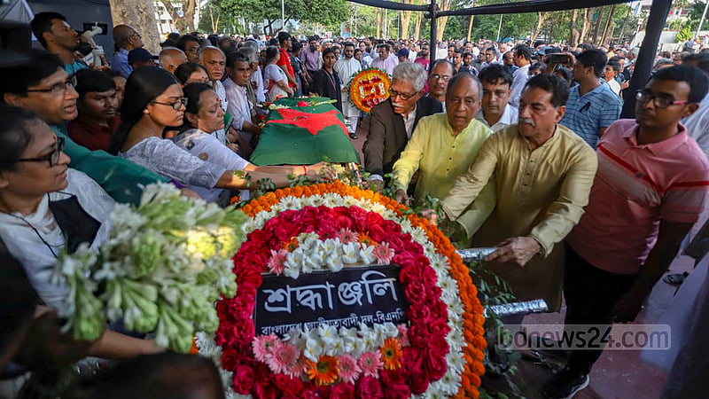 কেন্দ্রীয় শহীদ মিনারে প্রবীণ রাজনীতিক পঙ্কজ ভট্টাচার্যকে বিএনপির পক্ষ থেকে শ্রদ্ধা জানানো হয়।&amp;nbsp;ছবি: মাহমুদ জামান অভি