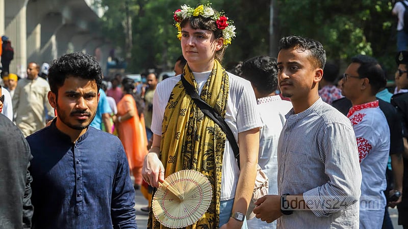 ঢাকায় বাঙালির নববর্ষের উৎসবে শামিল হতে দেখা যায় বিদেশিদেরও।&amp;nbsp;ছবি: আসিফ মাহমুদ অভি