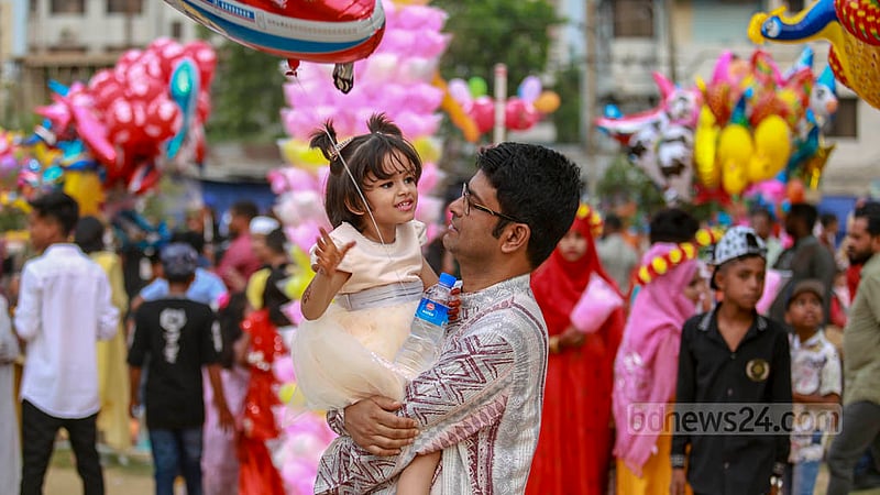 ঢাকার হাতিরঝিলে শনিবার বড়দের সঙ্গে ছিল শিশুরাও।&amp;nbsp;ছবি: তাওহীদুজ্জামান তপু