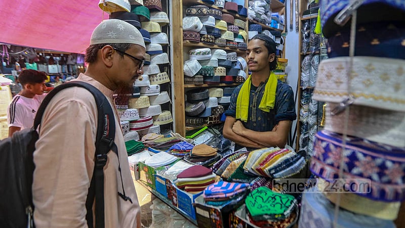 ঢাকার বায়তুল মোকাররম মার্কেটের দোকানগুলোতে বৃহস্পতিবার ঘুরে ঘুরে টুপি দেখছেন ক্রেতারা।&amp;nbsp;ছবি: তাওহীদুজ্জামান তপু