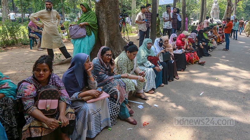 ঢাকা বিশ্ববিদ্যালয়ের চারুকলা ইউনিটের ভর্তি পরীক্ষা চলাকালে শনিবার ঢাকা বিশ্ববিদ্যালয়ের কলাভবন কেন্দ্রের বাইরে অভিভাবকদের অপেক্ষা।&amp;nbsp;ছবি: তাওহীদুজ্জামান তপু