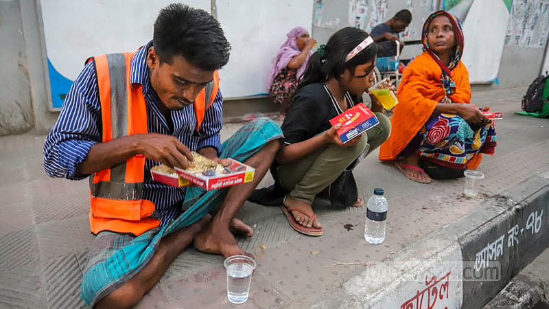 ঢাকার বনানী ১১ নম্বর সড়কে রাস্তার পাশে ফুটপাতে ইফতারে অতিথিরা। ছবি: আসিফ মাহমুদ অভি